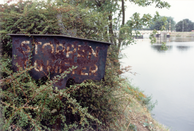 832758 Afbeelding van het verroeste bord Stoppen 100 meter op de oever van het Merwedekanaal te Utrecht, voor de Muntbrug.